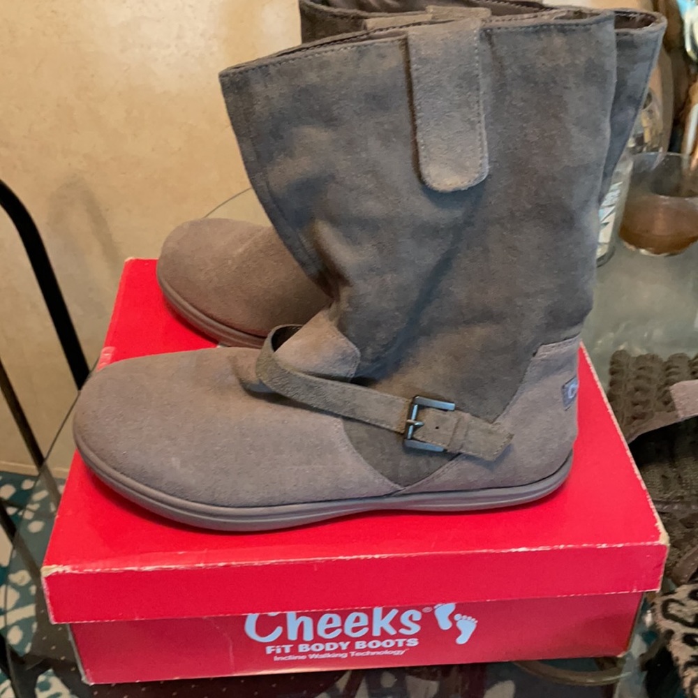 Grey suede boot - Picture 4 of 7